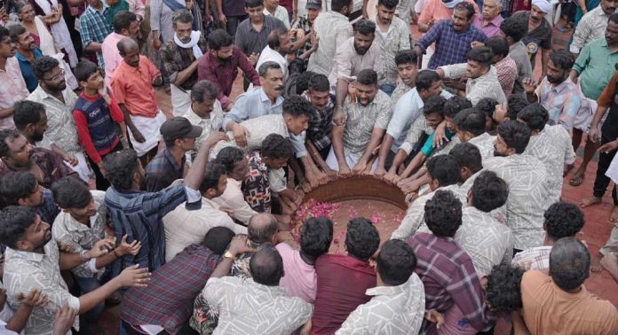മൈലപ്രാ ദേശത്തിന് ഭക്തിയുടെ പ്രഭ ചൊരിഞ്ഞ് വലിയപള്ളിയിലെ ചെമ്പെടുപ്പ് റാസ മൈലപ്രാ ദേശത്തിന് ഭക്തിയുടെ പ്രഭ ചൊരിഞ്ഞ് വലിയപള്ളിയിലെ ചെമ്പെടുപ്പ് റാസ