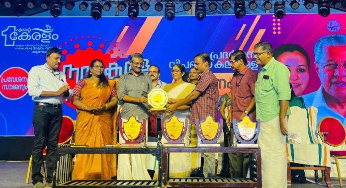 സഹകരണ മേഖല വിശ്വാസ്യത വീണ്ടെടുത്തു : പത്തനംതിട്ട നഗരസഭാ ചെയര്മാന് അഡ്വ. ടി. സക്കീര് ഹുസൈന് നിക്ഷേപ സമാഹരണ യജ്ഞം ജില്ലാ പുരസ്കാരം വിതരണം ചെയ്തു സഹകരണ മേഖല വിശ്വാസ്യത വീണ്ടെടുത്തു : പത്തനംതിട്ട നഗരസഭാ ചെയര്മാന് അഡ്വ. ടി. സക്കീര് ഹുസൈന് നിക്ഷേപ സമാഹരണ യജ്ഞം ജില്ലാ പുരസ്കാരം വിതരണം ചെയ്തു