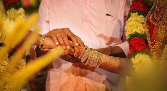 ഇമിറ്റേഷന് ആഭരണങ്ങൾ അണിയാനുള്ള ആഗ്രഹത്തെ വരന്റെ വീട്ടുകാര് എതിര്ത്തു ; വിവാഹത്തില്നിന്ന് പിന്മാറി വധു ഇമിറ്റേഷന് ആഭരണങ്ങൾ അണിയാനുള്ള ആഗ്രഹത്തെ വരന്റെ വീട്ടുകാര് എതിര്ത്തു ; വിവാഹത്തില്നിന്ന് പിന്മാറി വധു