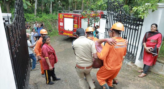 പ്രളയ പ്രതിരോധ പ്രവര്ത്തനം : തുമ്പമണ്ണില് മോക്ഡ്രില് സംഘടിപ്പിച്ചു പ്രളയ പ്രതിരോധ പ്രവര്ത്തനം : തുമ്പമണ്ണില് മോക്ഡ്രില് സംഘടിപ്പിച്ചു