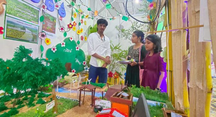 വനമാതൃകയില് ഹരിതകേരളം മിഷന് സ്റ്റാള് വനമാതൃകയില് ഹരിതകേരളം മിഷന് സ്റ്റാള്