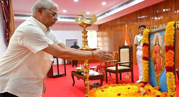 രാജ്ഭവനിലെ ഭാരതാംബ വിവാദത്തിൽ ഗവർണർക്കെതിരെ പരാതി നൽകി സന്തോഷ്കുമാർ എം.പി രാജ്ഭവനിലെ ഭാരതാംബ വിവാദത്തിൽ ഗവർണർക്കെതിരെ പരാതി നൽകി സന്തോഷ്കുമാർ എം.പി