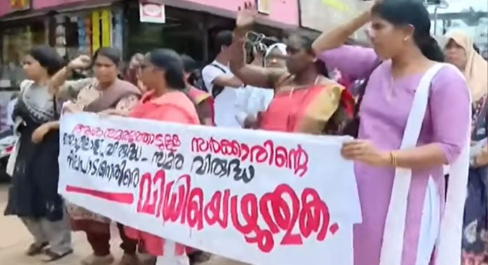നിലമ്പൂരിൽ എം.സ്വരാജിന് വോട്ട് ചെയ്യരുതെന്ന് ആവശ്യപ്പെട്ട് ആശാവർക്കർമാരുടെ പ്രചാരണം നിലമ്പൂരിൽ എം.സ്വരാജിന് വോട്ട് ചെയ്യരുതെന്ന് ആവശ്യപ്പെട്ട് ആശാവർക്കർമാരുടെ പ്രചാരണം