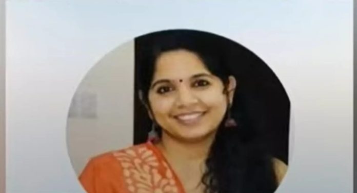 അഹമ്മദാബാദ് വിമാന ദുരന്തത്തിൽ മരിച്ച രഞ്ജിതയുടെ മൃതദേഹം ജന്മനാടായ പത്തനംതിട്ടയിലെ പുല്ലാട് എത്തിച്ചു അഹമ്മദാബാദ് വിമാന ദുരന്തത്തിൽ മരിച്ച രഞ്ജിതയുടെ മൃതദേഹം ജന്മനാടായ പത്തനംതിട്ടയിലെ പുല്ലാട് എത്തിച്ചു