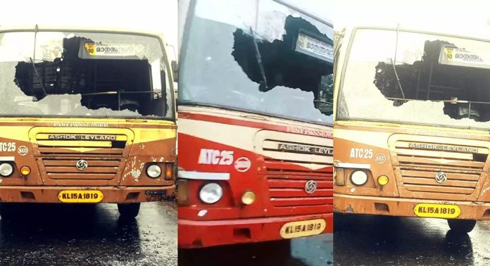 ഓടിക്കൊണ്ടിരിക്കുന്ന കെഎസ്ആർടിസി ബസിന്റെ മുൻവശത്തെ ചില്ല് തകർത്ത് അന്യസംസ്ഥാന തൊഴിലാളിയായ യുവാവ് പുറത്തേക്ക് ചാടി ഓടിക്കൊണ്ടിരിക്കുന്ന കെഎസ്ആർടിസി ബസിന്റെ മുൻവശത്തെ ചില്ല് തകർത്ത് അന്യസംസ്ഥാന തൊഴിലാളിയായ യുവാവ് പുറത്തേക്ക് ചാടി