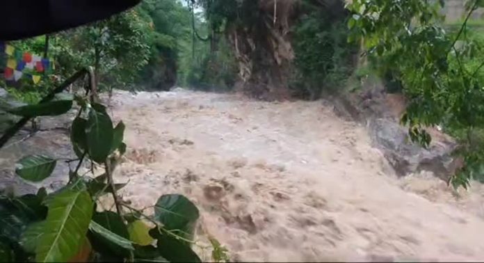 വയനാട് ചൂരൽമലയിൽ ശക്തമായ മഴയിൽ ഉരുൾപൊട്ടൽ ഉണ്ടായതായി സംശയം വയനാട് ചൂരൽമലയിൽ ശക്തമായ മഴയിൽ ഉരുൾപൊട്ടൽ ഉണ്ടായതായി സംശയം