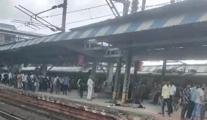 മുംബൈയിൽ ട്രെയിനിൽ നിന്ന് വീണ് അഞ്ച് പേര്ക്ക് ദാരുണാന്ത്യം മുംബൈയിൽ ട്രെയിനിൽ നിന്ന് വീണ് അഞ്ച് പേര്ക്ക് ദാരുണാന്ത്യം