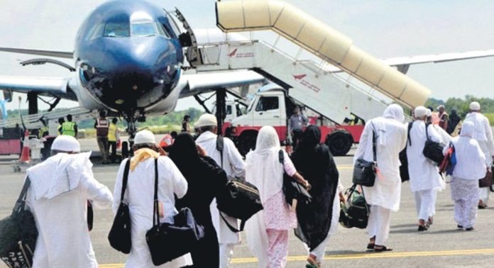കേരള സംസ്ഥാന ഹജ്ജ് കമ്മിറ്റിയുടെ ആദ്യ വിമാനം കരിപ്പൂരിലെത്തി കേരള സംസ്ഥാന ഹജ്ജ് കമ്മിറ്റിയുടെ ആദ്യ വിമാനം കരിപ്പൂരിലെത്തി