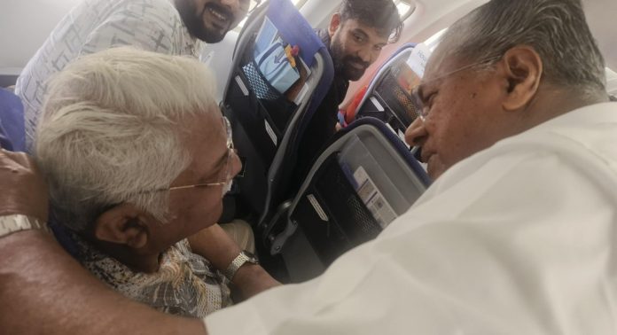 നടന് ജഗതി ശ്രീകുമാറുമായുള്ള അപ്രതീക്ഷിത കൂടിക്കാഴ്ച പങ്കുവച്ച് മുഖ്യമന്ത്രി പിണറായി വിജയ നടന് ജഗതി ശ്രീകുമാറുമായുള്ള അപ്രതീക്ഷിത കൂടിക്കാഴ്ച പങ്കുവച്ച് മുഖ്യമന്ത്രി പിണറായി വിജയ