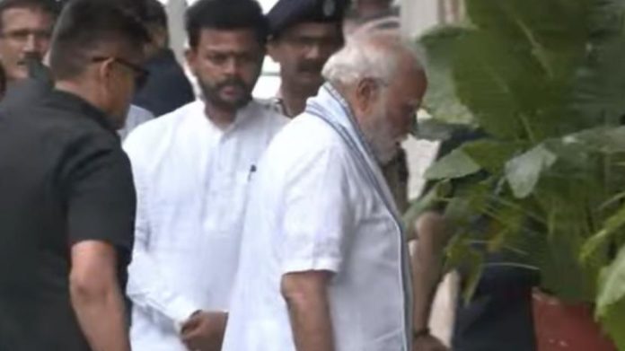 അപകട സ്ഥലം സന്ദർശിച്ച് പ്രധാനമന്ത്രി നരേന്ദ്രമോദി അപകട സ്ഥലം സന്ദർശിച്ച് പ്രധാനമന്ത്രി നരേന്ദ്രമോദി