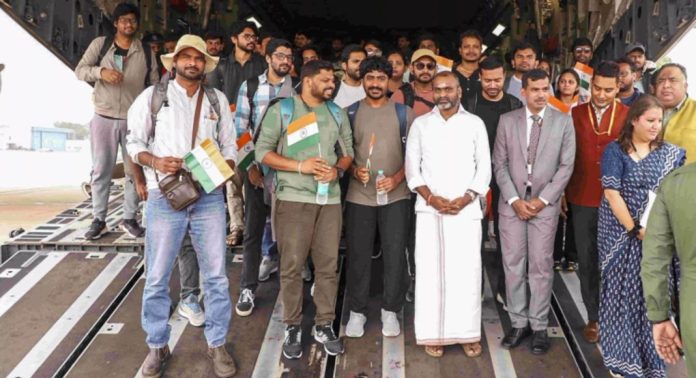 ഇറാനിൽ നിന്ന് ഇതുവരെ 2,295 പൗരൻമാരെ തിരിച്ചെത്തിച്ചെന്ന് ഇന്ത്യ ഇറാനിൽ നിന്ന് ഇതുവരെ 2,295 പൗരൻമാരെ തിരിച്ചെത്തിച്ചെന്ന് ഇന്ത്യ