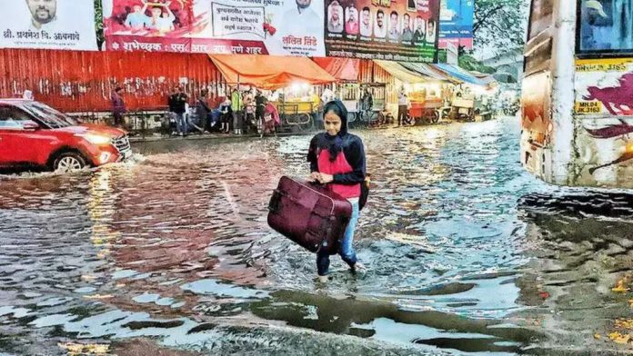 ശനിയാഴ്ച തുടർച്ചയായി പെയ്ത കനത്ത മഴയിൽ പൂനെ നഗരം പൂർണമായും വെള്ളക്കെട്ടിൽ ശനിയാഴ്ച തുടർച്ചയായി പെയ്ത കനത്ത മഴയിൽ പൂനെ നഗരം പൂർണമായും വെള്ളക്കെട്ടിൽ