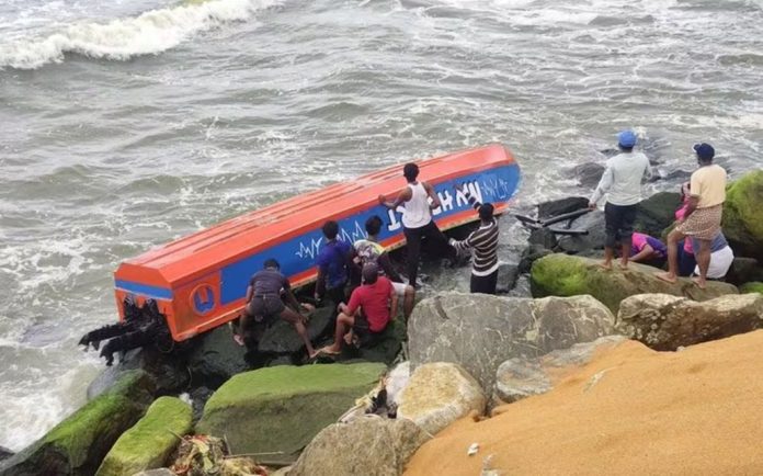മുതലപ്പൊഴിയില് വീണ്ടും അപകടം ; അഴിമുഖത്ത് വള്ളം തലകീഴായി മറിഞ്ഞു മുതലപ്പൊഴിയില് വീണ്ടും അപകടം ; അഴിമുഖത്ത് വള്ളം തലകീഴായി മറിഞ്ഞു
