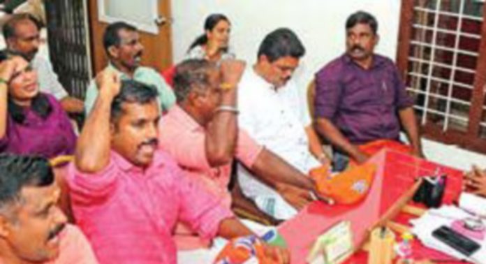 തൊഴിലുറപ്പുപദ്ധതിയിലെ ക്രമക്കേട് ; ബിജെപി മുല്ലയ്ക്കൽ മണ്ഡലം കമ്മിറ്റി ഗ്രാമപ്പഞ്ചായത്ത് പ്രസിഡന്റിനെ ഉപരോധിച്ചു തൊഴിലുറപ്പുപദ്ധതിയിലെ ക്രമക്കേട് ; ബിജെപി മുല്ലയ്ക്കൽ മണ്ഡലം കമ്മിറ്റി ഗ്രാമപ്പഞ്ചായത്ത് പ്രസിഡന്റിനെ ഉപരോധിച്ചു