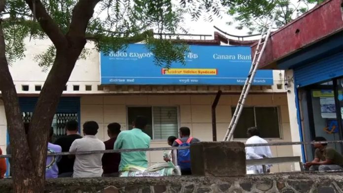 കര്ണാടകയില് കനറാ ബാങ്കില് വന് കവര്ച്ച ; 59 കിലോഗ്രാം പണയ സ്വര്ണ്ണം മോഷണം പോയി കര്ണാടകയില് കനറാ ബാങ്കില് വന് കവര്ച്ച ; 59 കിലോഗ്രാം പണയ സ്വര്ണ്ണം മോഷണം പോയി