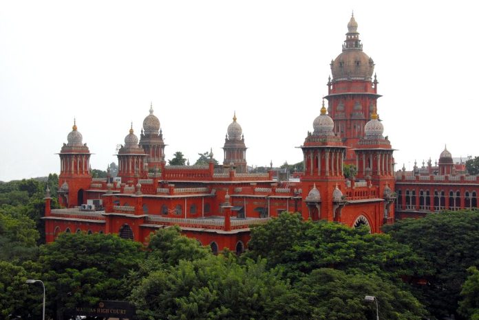 പാസ്പോര്ട്ടിന് അപേക്ഷിക്കുന്നതിന് സ്ത്രീകള്ക്ക് ഭര്ത്താവിന്റെ അനുമതിയും ഒപ്പും ആവശ്യമില്ല ; മദ്രാസ് ഹൈക്കോടതി പാസ്പോര്ട്ടിന് അപേക്ഷിക്കുന്നതിന് സ്ത്രീകള്ക്ക് ഭര്ത്താവിന്റെ അനുമതിയും ഒപ്പും ആവശ്യമില്ല ; മദ്രാസ് ഹൈക്കോടതി