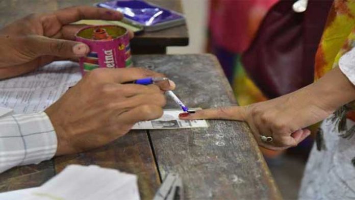നിലമ്പൂര് ഉപതിരഞ്ഞെടുപ്പ് ; പോളിംഗ് ബൂത്തിൽ മൊബൈൽ ഫോണിന് വിലക്ക് നിലമ്പൂര് ഉപതിരഞ്ഞെടുപ്പ് ; പോളിംഗ് ബൂത്തിൽ മൊബൈൽ ഫോണിന് വിലക്ക്