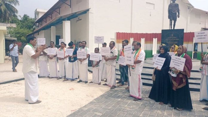 ലക്ഷദ്വീപിൽ സ്കൂൾ അടച്ചുപൂട്ടുന്നതിൽ പ്രതിഷേധിച്ച രക്ഷിതാക്കളെ പൊലീസ് കയ്യേറ്റം ചെയ്തതായി പരാതി ലക്ഷദ്വീപിൽ സ്കൂൾ അടച്ചുപൂട്ടുന്നതിൽ പ്രതിഷേധിച്ച രക്ഷിതാക്കളെ പൊലീസ് കയ്യേറ്റം ചെയ്തതായി പരാതി