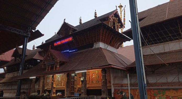ഗുരുവായൂർ ക്ഷേത്രത്തിൽ വിലപിടിപ്പുള്ള വസ്തുക്കൾ നടപടിക്രമങ്ങൾ പാലിക്കാതെ കൈകാര്യം ചെയ്തതായി റിപ്പോർട്ട് ഗുരുവായൂർ ക്ഷേത്രത്തിൽ വിലപിടിപ്പുള്ള വസ്തുക്കൾ നടപടിക്രമങ്ങൾ പാലിക്കാതെ കൈകാര്യം ചെയ്തതായി റിപ്പോർട്ട്