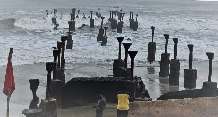 കടലേറ്റം രൂക്ഷമായതിനെ തുടർന്ന് കോഴിക്കോട് ബീച്ചിൽ പ്രവർത്തിച്ചിരുന്ന തട്ടുകടകൾ മാറ്റി കടലേറ്റം രൂക്ഷമായതിനെ തുടർന്ന് കോഴിക്കോട് ബീച്ചിൽ പ്രവർത്തിച്ചിരുന്ന തട്ടുകടകൾ മാറ്റി