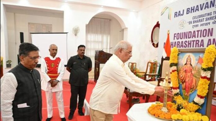 ഭാരതാംബയുടെ ചിത്രത്തിൽ പുഷ്പാർച്ചന നടത്തിയ വിവാദത്തിൽ രാജ്ഭവന് അതൃപ്തി ഭാരതാംബയുടെ ചിത്രത്തിൽ പുഷ്പാർച്ചന നടത്തിയ വിവാദത്തിൽ രാജ്ഭവന് അതൃപ്തി