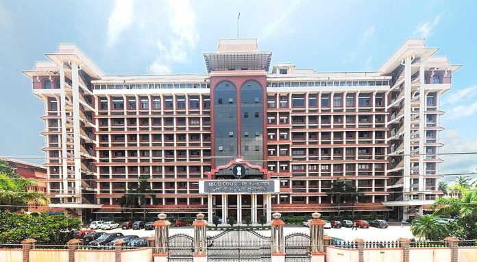 പമ്പാ നദിയില് ഉപേക്ഷിച്ച വസ്ത്രങ്ങള് രണ്ട് ദിവസത്തിനകം നീക്കണമെന്ന് ഹൈക്കോടതി പമ്പാ നദിയില് ഉപേക്ഷിച്ച വസ്ത്രങ്ങള് രണ്ട് ദിവസത്തിനകം നീക്കണമെന്ന് ഹൈക്കോടതി