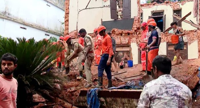 കൊടകരയിൽ പഴയകെട്ടിടം ഇടിഞ്ഞുവീണു ഉണ്ടായ അപകടത്തിൽ മൂന്ന് ഇതരസംസ്ഥാനതൊഴിലാളികൾ മരിച്ചു കൊടകരയിൽ പഴയകെട്ടിടം ഇടിഞ്ഞുവീണു ഉണ്ടായ അപകടത്തിൽ മൂന്ന് ഇതരസംസ്ഥാനതൊഴിലാളികൾ മരിച്ചു