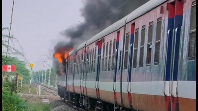 പൂനെയിൽ പാസഞ്ചർ ട്രെയിനില് തീപിടുത്തം പൂനെയിൽ പാസഞ്ചർ ട്രെയിനില് തീപിടുത്തം