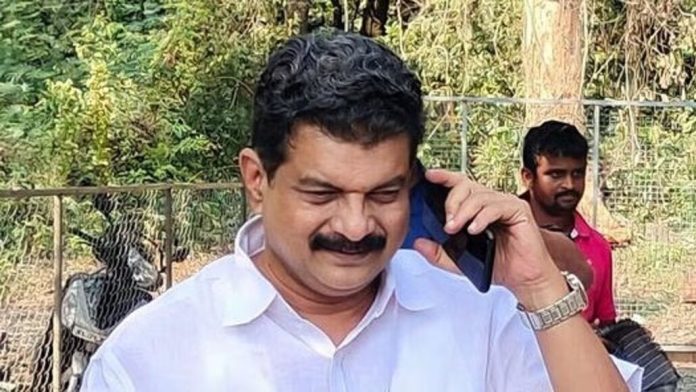 ക്രിമിനല് കേസും സ്വത്ത് വിവരങ്ങളും നാമനിർദേശപത്രികയിൽ മറച്ചുവെച്ചു ; പി വി അന്വറിനെതിരെ തെരഞ്ഞെടുപ്പ് കമ്മീഷന് പരാതി ക്രിമിനല് കേസും സ്വത്ത് വിവരങ്ങളും നാമനിർദേശപത്രികയിൽ മറച്ചുവെച്ചു ; പി വി അന്വറിനെതിരെ തെരഞ്ഞെടുപ്പ് കമ്മീഷന് പരാതി