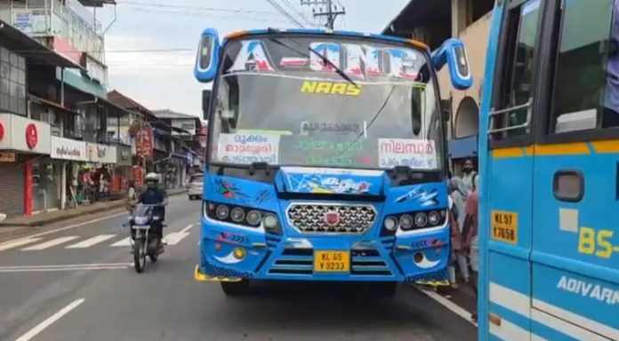 വിദ്യാര്ത്ഥിനിയെ ബസ് സ്റ്റോപ്പില് ഇറക്കാതിരുന്ന സ്വകാര്യ ബസ്സിന് പിഴ ചുമത്തി ട്രാഫിക് പോലീസ് വിദ്യാര്ത്ഥിനിയെ ബസ് സ്റ്റോപ്പില് ഇറക്കാതിരുന്ന സ്വകാര്യ ബസ്സിന് പിഴ ചുമത്തി ട്രാഫിക് പോലീസ്