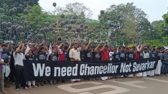 കേരള സര്വകലാശാലാ ആസ്ഥാനത്ത് ഗവര്ണര്ക്കെതിരേ എസ്എഫ്ഐ പ്രതിഷേധം കേരള സര്വകലാശാലാ ആസ്ഥാനത്ത് ഗവര്ണര്ക്കെതിരേ എസ്എഫ്ഐ പ്രതിഷേധം