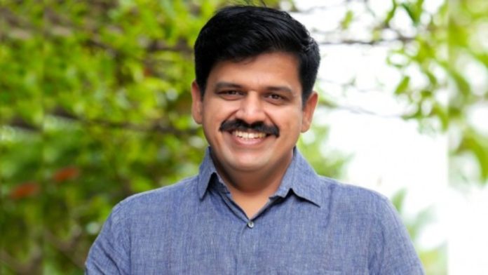 ഭക്തിഗാന വിവാദം : ക്ഷേത്രത്തിൽ നോമ്പ് തുറയും പള്ളിമുറ്റത്ത് വിരിവയ്ക്കലും നടക്കും, ഇത് കേരളമാണ് ; ശശികലയ്ക്ക് സന്ദീപ് വാര്യരുടെ മറുപടി ഭക്തിഗാന വിവാദം : ക്ഷേത്രത്തിൽ നോമ്പ് തുറയും പള്ളിമുറ്റത്ത് വിരിവയ്ക്കലും നടക്കും, ഇത് കേരളമാണ് ; ശശികലയ്ക്ക് സന്ദീപ് വാര്യരുടെ മറുപടി