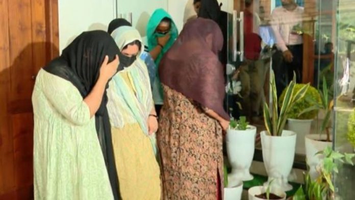 മലാപ്പറമ്പിലെ അനാശാസ്യ കേന്ദ്രത്തിന്റെ നടത്തിപ്പില് പങ്കുള്ള പോലീസുകാര്ക്ക് ലുക്ക്ഔട്ട് നോട്ടീസ് മലാപ്പറമ്പിലെ അനാശാസ്യ കേന്ദ്രത്തിന്റെ നടത്തിപ്പില് പങ്കുള്ള പോലീസുകാര്ക്ക് ലുക്ക്ഔട്ട് നോട്ടീസ്