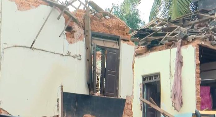 തൃശൂരിൽ കെട്ടിടം തകർന്ന് അന്യസംസ്ഥാന തൊഴിലാളികൾ മരിച്ച സംഭവത്തിൽ അന്വേഷണത്തിന് ഉത്തരവിട്ട് ജില്ലാ കളക്ടർ തൃശൂരിൽ കെട്ടിടം തകർന്ന് അന്യസംസ്ഥാന തൊഴിലാളികൾ മരിച്ച സംഭവത്തിൽ അന്വേഷണത്തിന് ഉത്തരവിട്ട് ജില്ലാ കളക്ടർ