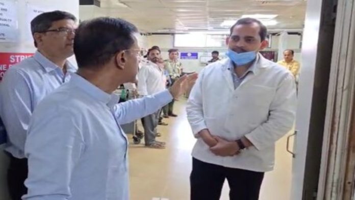 ഡോക്ടറെ പരസ്യമായി ശകാരിച്ച സംഭവത്തിൽ മാപ്പ് ചോദിച്ച് ഗോവ ആരോഗ്യമന്ത്രി ഡോക്ടറെ പരസ്യമായി ശകാരിച്ച സംഭവത്തിൽ മാപ്പ് ചോദിച്ച് ഗോവ ആരോഗ്യമന്ത്രി