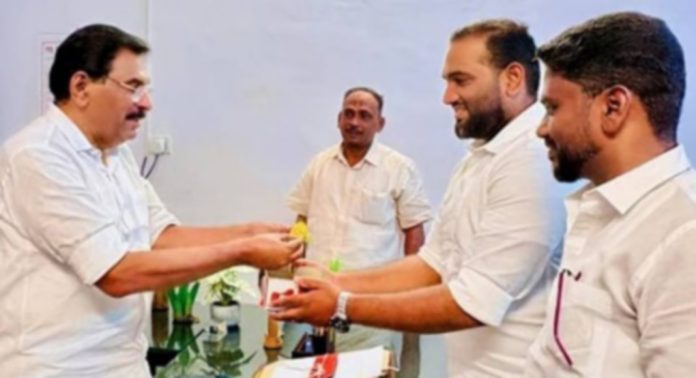 എസ്ഡിപിഐ സ്ഥാപക ദിനത്തിൽ ആന്റോ ആൻ്റണി എംപിക്ക് മധുരം നൽകി എസ്ഡിപിഐ നേതാക്കൾ ; വീഡിയോ ചര്ച്ചയാകുന്നു എസ്ഡിപിഐ സ്ഥാപക ദിനത്തിൽ ആന്റോ ആൻ്റണി എംപിക്ക് മധുരം നൽകി എസ്ഡിപിഐ നേതാക്കൾ ; വീഡിയോ ചര്ച്ചയാകുന്നു