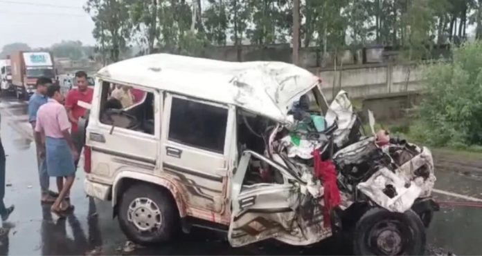 പശ്ചിമ ബംഗാളിലെ പുരുളിയയിൽ എസ്യുവിയും ട്രക്കും കൂട്ടയിടിച്ചുണ്ടായ അപകടത്തിൽ ഒൻപത് പേർക്ക് ദാരുണാന്ത്യം പശ്ചിമ ബംഗാളിലെ പുരുളിയയിൽ എസ്യുവിയും ട്രക്കും കൂട്ടയിടിച്ചുണ്ടായ അപകടത്തിൽ ഒൻപത് പേർക്ക് ദാരുണാന്ത്യം