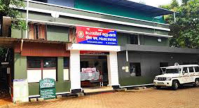 വീട്ടമ്മയുടെ പരാതിയിൽ അടൂർ എസ്ഐക്ക് സ്ഥലംമാറ്റം വീട്ടമ്മയുടെ പരാതിയിൽ അടൂർ എസ്ഐക്ക് സ്ഥലംമാറ്റം