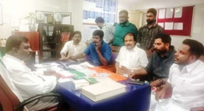 കോൺഗ്രസ് അടൂർ നിയോജകമണ്ഡലം കമ്മിറ്റിയുടെ നേതൃത്വത്തിൽ അടൂർ ജനറൽ ആശുപത്രി സൂപ്രണ്ടിനെ ഉപരോധിച്ചു കോൺഗ്രസ് അടൂർ നിയോജകമണ്ഡലം കമ്മിറ്റിയുടെ നേതൃത്വത്തിൽ അടൂർ ജനറൽ ആശുപത്രി സൂപ്രണ്ടിനെ ഉപരോധിച്ചു