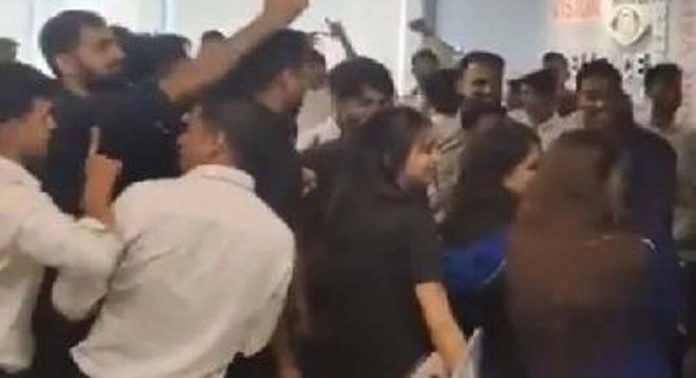 വിമാനദുരന്തം കഴിഞ്ഞ് ദിവസങ്ങൾക്കുള്ളിൽ ഓഫീസിൽ പാർട്ടി ; നാല് മുതിർന്ന ഉദ്യോഗസ്ഥരെ പുറത്താക്കി എയർ ഇന്ത്യ വിമാനദുരന്തം കഴിഞ്ഞ് ദിവസങ്ങൾക്കുള്ളിൽ ഓഫീസിൽ പാർട്ടി ; നാല് മുതിർന്ന ഉദ്യോഗസ്ഥരെ പുറത്താക്കി എയർ ഇന്ത്യ