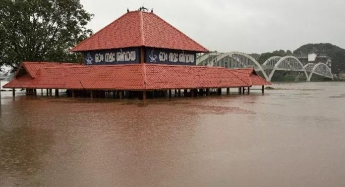 മഴ കനത്തതോടെ എറണാകുളം ആലുവ ശിവക്ഷേത്രം പൂർണമായി മുങ്ങി മഴ കനത്തതോടെ എറണാകുളം ആലുവ ശിവക്ഷേത്രം പൂർണമായി മുങ്ങി