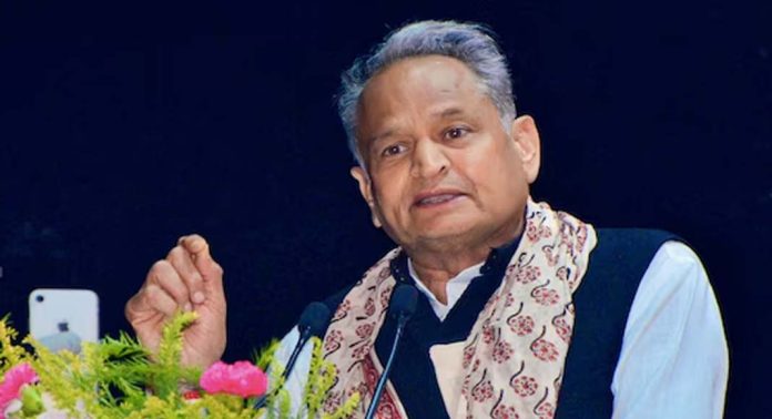 അമിത് ഷായും മറ്റ് നേതാക്കളും ഇംഗ്ലീഷിനെതിരെ പറയും , പക്ഷെ അവരുടെ മക്കളെല്ലാം ഇന്ത്യക്ക് പുറത്താണ് : അശോക് ഗെഹ്ലോട്ട് അമിത് ഷായും മറ്റ് നേതാക്കളും ഇംഗ്ലീഷിനെതിരെ പറയും , പക്ഷെ അവരുടെ മക്കളെല്ലാം ഇന്ത്യക്ക് പുറത്താണ് : അശോക് ഗെഹ്ലോട്ട്