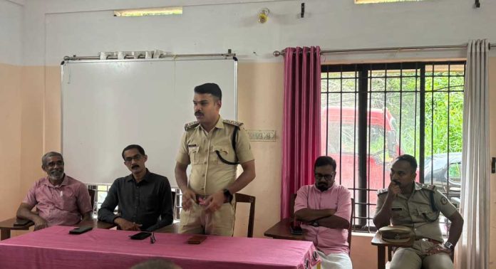 പന്തളം പോലീസും ജനമൈത്രി സമിതിയും ചേർന്ന് സൗഹൃദ ക്രിക്കറ്റ് മത്സരം സംഘടിപ്പിക്കുന്നു പന്തളം പോലീസും ജനമൈത്രി സമിതിയും ചേർന്ന് സൗഹൃദ ക്രിക്കറ്റ് മത്സരം സംഘടിപ്പിക്കുന്നു