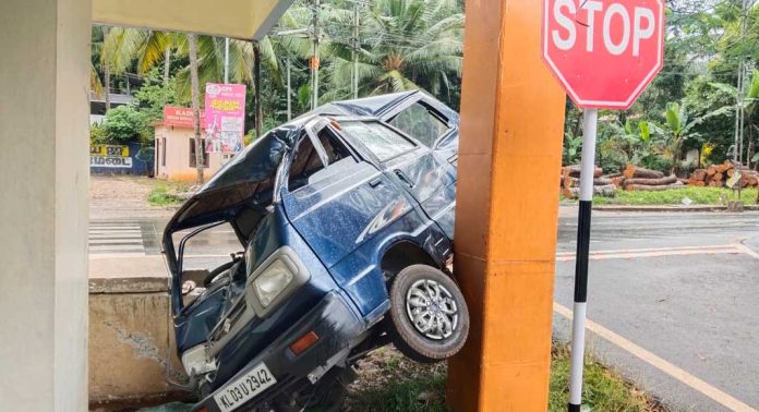 മ്ലാന്തടത്ത് നിയന്ത്രണം വിട്ട വാൻ കടയിലേക്ക് ഇടിച്ചു കയറി അപകടം മ്ലാന്തടത്ത് നിയന്ത്രണം വിട്ട വാൻ കടയിലേക്ക് ഇടിച്ചു കയറി അപകടം