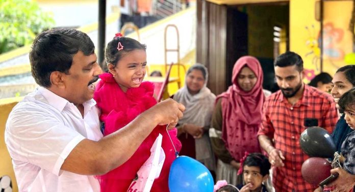 രണ്ട് അംഗനവാടികളിലെ കുരുന്നുകൾക്ക് പ്രവേശനോത്സവത്തിൽ യൂണിഫോം നൽകി ജനപ്രതിനിധി വ്യത്യസ്തനായി രണ്ട് അംഗനവാടികളിലെ കുരുന്നുകൾക്ക് പ്രവേശനോത്സവത്തിൽ യൂണിഫോം നൽകി ജനപ്രതിനിധി വ്യത്യസ്തനായി