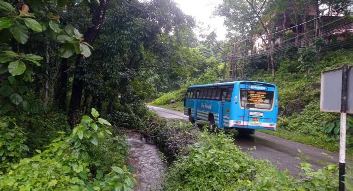 പൊന്തൻപുഴ ചുങ്കപ്പാറ റോഡിൽ ക്രാഷ് ബാരിയർ സ്ഥാപിക്കണം പൊന്തൻപുഴ ചുങ്കപ്പാറ റോഡിൽ ക്രാഷ് ബാരിയർ സ്ഥാപിക്കണം