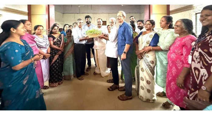 ഓണത്തിന് പൂക്കളമൊരുക്കാൻ ചെണ്ടുമല്ലി തൈകളുമായി മരട് നഗരസഭ ഓണത്തിന് പൂക്കളമൊരുക്കാൻ ചെണ്ടുമല്ലി തൈകളുമായി മരട് നഗരസഭ