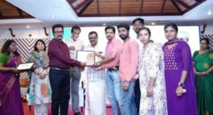 ഭൂമിത്രസേന ക്ലബ്ബിനുള്ള പുരസ്കാരം ഏറ്റുവാങ്ങി കോന്നി എസ്.എ.എസ് കോളേജ് ഭൂമിത്രസേന ക്ലബ്ബിനുള്ള പുരസ്കാരം ഏറ്റുവാങ്ങി കോന്നി എസ്.എ.എസ് കോളേജ്