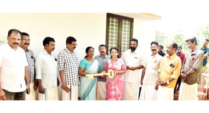 രണ്ട് കുടുംബങ്ങൾക്ക് കൂടി തണൽ ഒരുക്കി സുനിൽ ടീച്ചർ രണ്ട് കുടുംബങ്ങൾക്ക് കൂടി തണൽ ഒരുക്കി സുനിൽ ടീച്ചർ