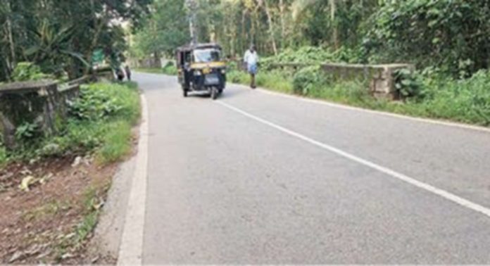 പാലത്തിന് വീതിയില്ല ; പാറ്റാണിക്കൽ പാലത്തില് അപകടങ്ങള് പതിവ് പാലത്തിന് വീതിയില്ല ; പാറ്റാണിക്കൽ പാലത്തില് അപകടങ്ങള് പതിവ്